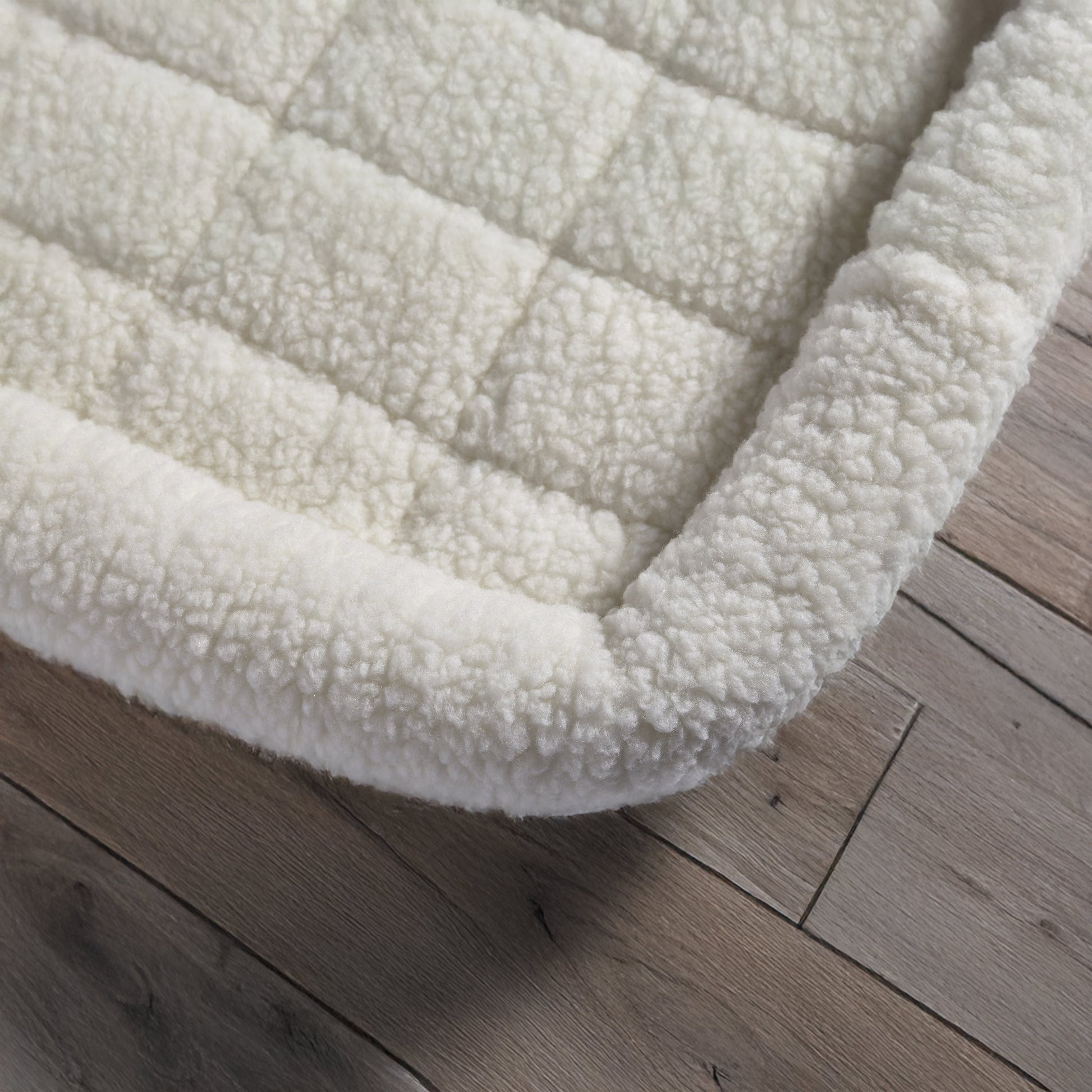 / Quiettime Fleece, Filled Bolstered Bed/ Fits 22-Inch Crate/ Model-40222